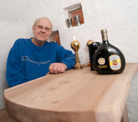 Arne Larsson har hittat metoden att förvandla al till det yppersta av svenska träslag. Stockarna får ligga och rötas ett år innan sågning.