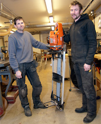 – Med det här sågverket får vi fram det virke vi behöver i grova dimensioner, säger Johan Nilsson och Mattias Malmros.