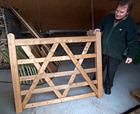 Tidigare köpte Peter Andersson in grindar och staket. Men med egen tillverkning blir marginalen bättre.