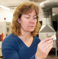 Maria Linder kontrollerar ett stål efter gnistning. Hela processen är mycket exakt och helt datorstyrd.