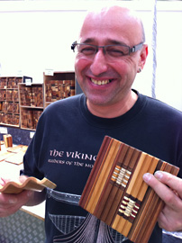 Klaus Kralovec ställde ut sina träkonstverk på Ligna mässan. Här visar han ett annorlunda pennställ som blivit populära i Tyskland.