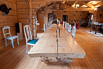 Den 160 kvadratmeter stora stugan innehåller ett stort rum. Bordet är tillverkat med Solosågen, av klarlackad tätvuxen fjällgran.