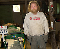 Sonen Jan-Erik Kristiansson  jobbar i hyvleriet.