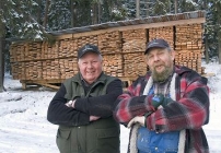 Harry Nyberg och Bo Andersson i Nykvarn har rätt att vara stolta. 150 träd blev stormens rov. Det gav vännerna många trevliga timmar framför sågverket.