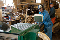 Erik och Nils, båda med efternamnet Johansson, brukar rycka in när det är högtryck i sågverket, ofta vid hyvelmaskinen.