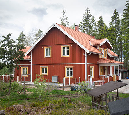 Familjen Bräck använder sin hyvel både vid renoveringar och nybyggnationer på gården i Gnesta.