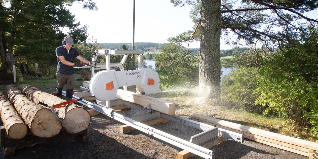 Första projektet med gårdssågen: nya brädor till logbryggan