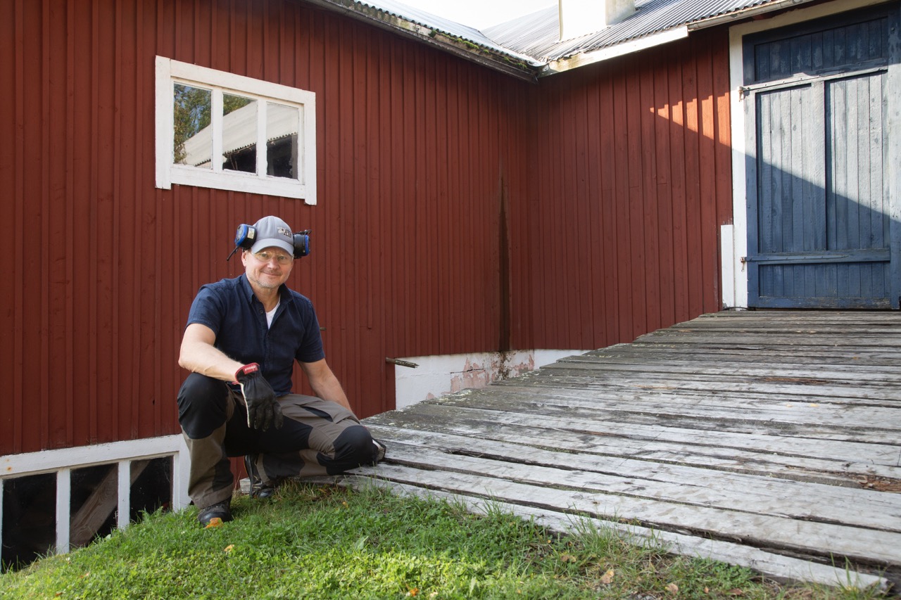 Ole Ivar sågar flera delar till timmerhusen med sitt F2+ sågverk